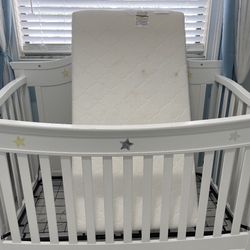 Crib with mattress and baby bathtub 