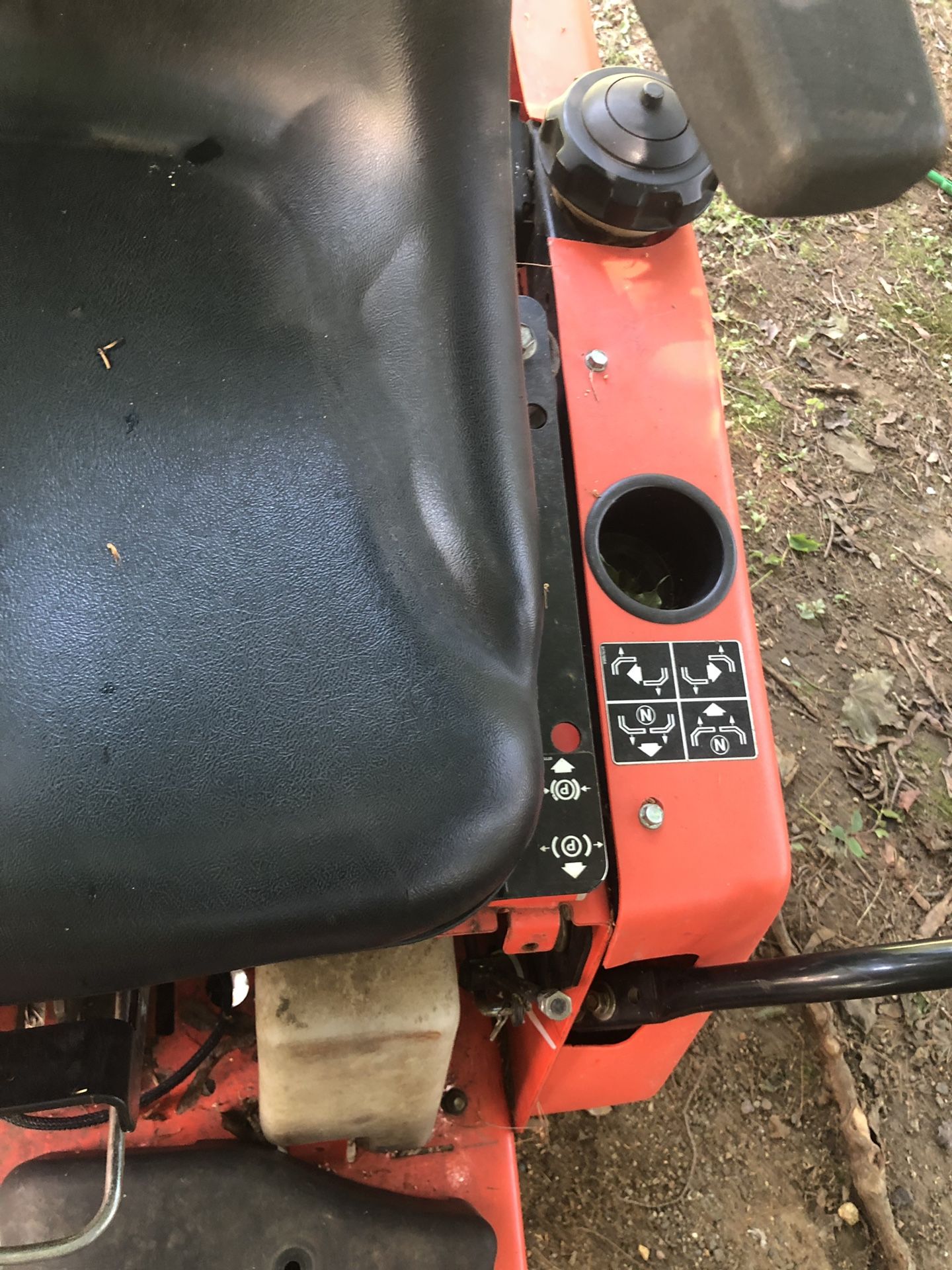 Ariens EZR 1742 Zeroturn tractor 42 in deck dual bagger”AS IS” for