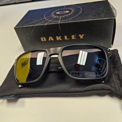 Brand New - Oakley Holbrook Sunglasses (BLACK)