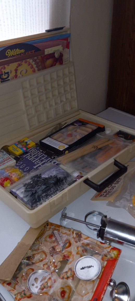 Vintage Wilton Decorators Kit Full Of Supplies