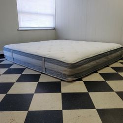 King size mattress - can DELIVER almost anywhere for $20 extra - gently used and in LIKE NEW condition 😍