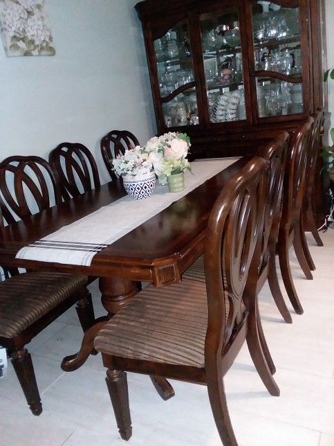 Beautiful Dining Set With Hutch