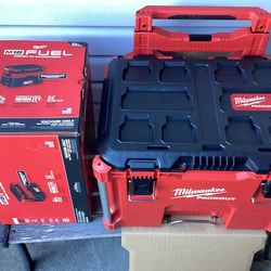 Milwaukee PACKOUT Rolling Tool Box And M18 FUEL PACKOUT Vacuum ( Tool Only).  Brand NEW.
