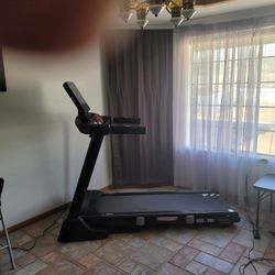 ****SOUND RUN TREADMILL******GREAT COND