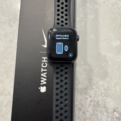 Apple Watch Series 5 44mm Nike Edition with Cellular