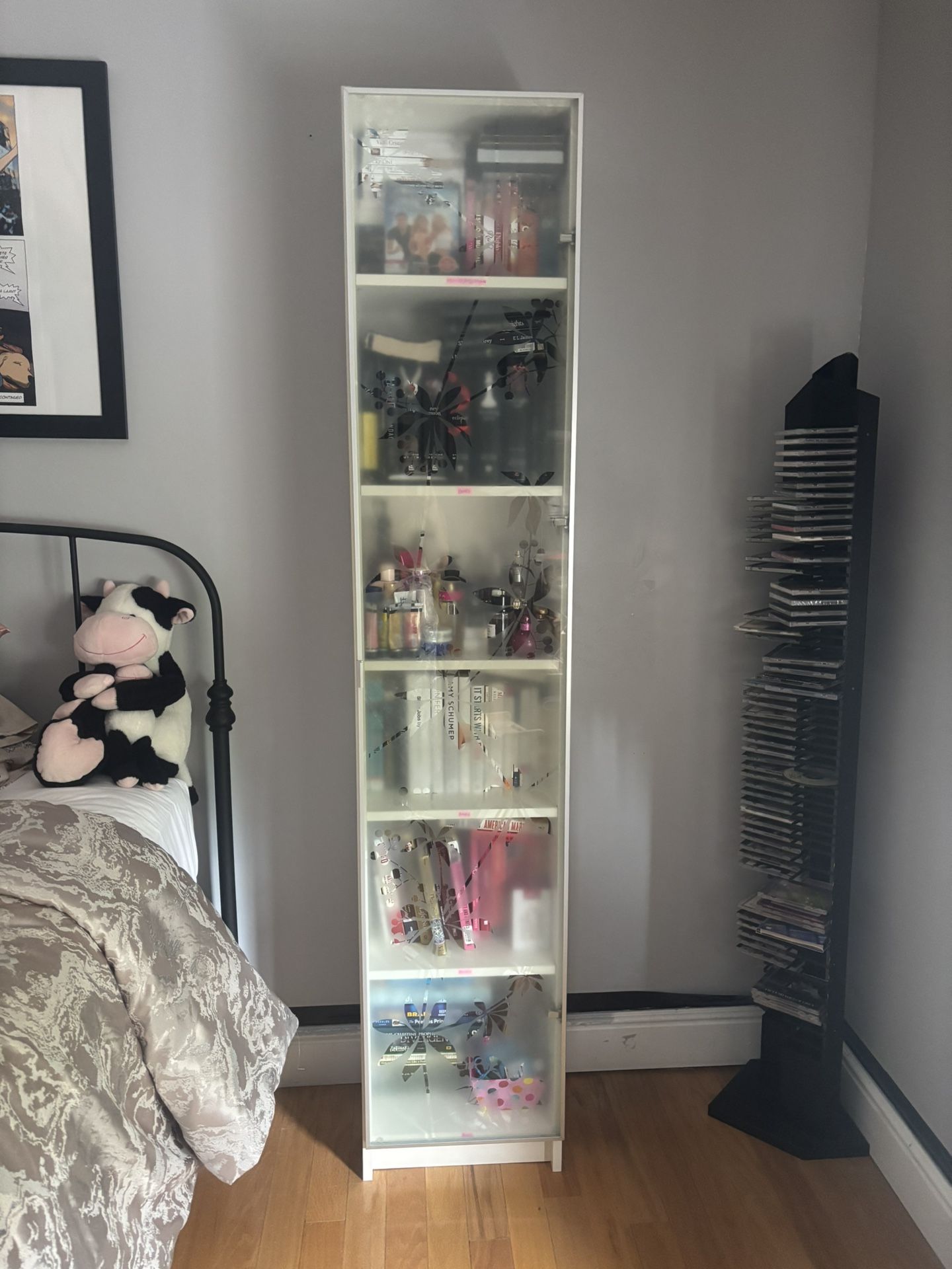 White bookshelf 6’4” x 17” x 11” Floral Doors, 6 shelves