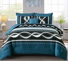 Queen Comforter Set 8 Pieces. (5913)