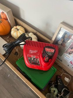 Milwaukee m12 battery + charger
