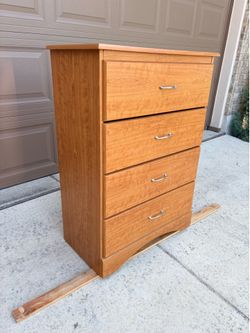 Chest of Drawers with 4 Clean Drawers