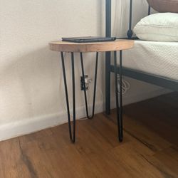 WELLAND Rustic Old Elm Wood Round End Table with 3-Leg Metal Stand V