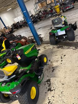 John deere  S130 42-in 22 -HP V-twin Gas Lawn tractor with a bagger