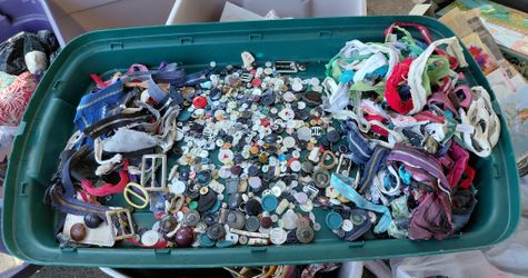 Lot of vintage 1940's to 1970's used buttons and metal zippers, Free