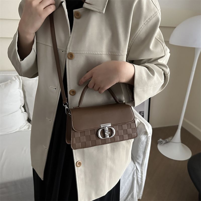 Fashion trend hand-held small square bag women‘s Korean version winter new versatile buckle shoulder bag casual cross-body bag