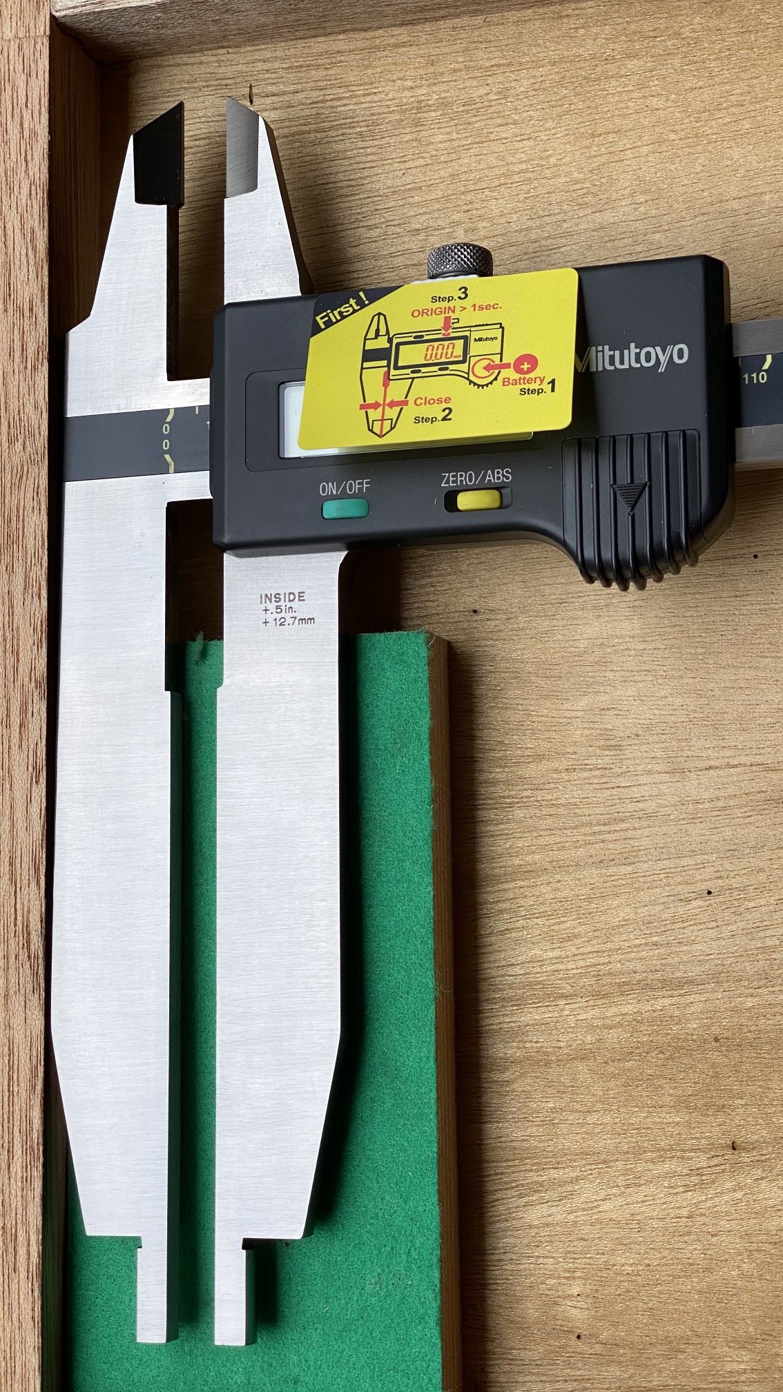 MITUTOYO Nib/Standard Jaw Digital Caliper: 0 in to 20 in/0 to 500 mm Range IP67 $600