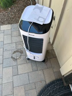 Indoor portable evaporative cooler