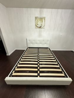 Elegant Upholstered Bed Frame – Queen Size