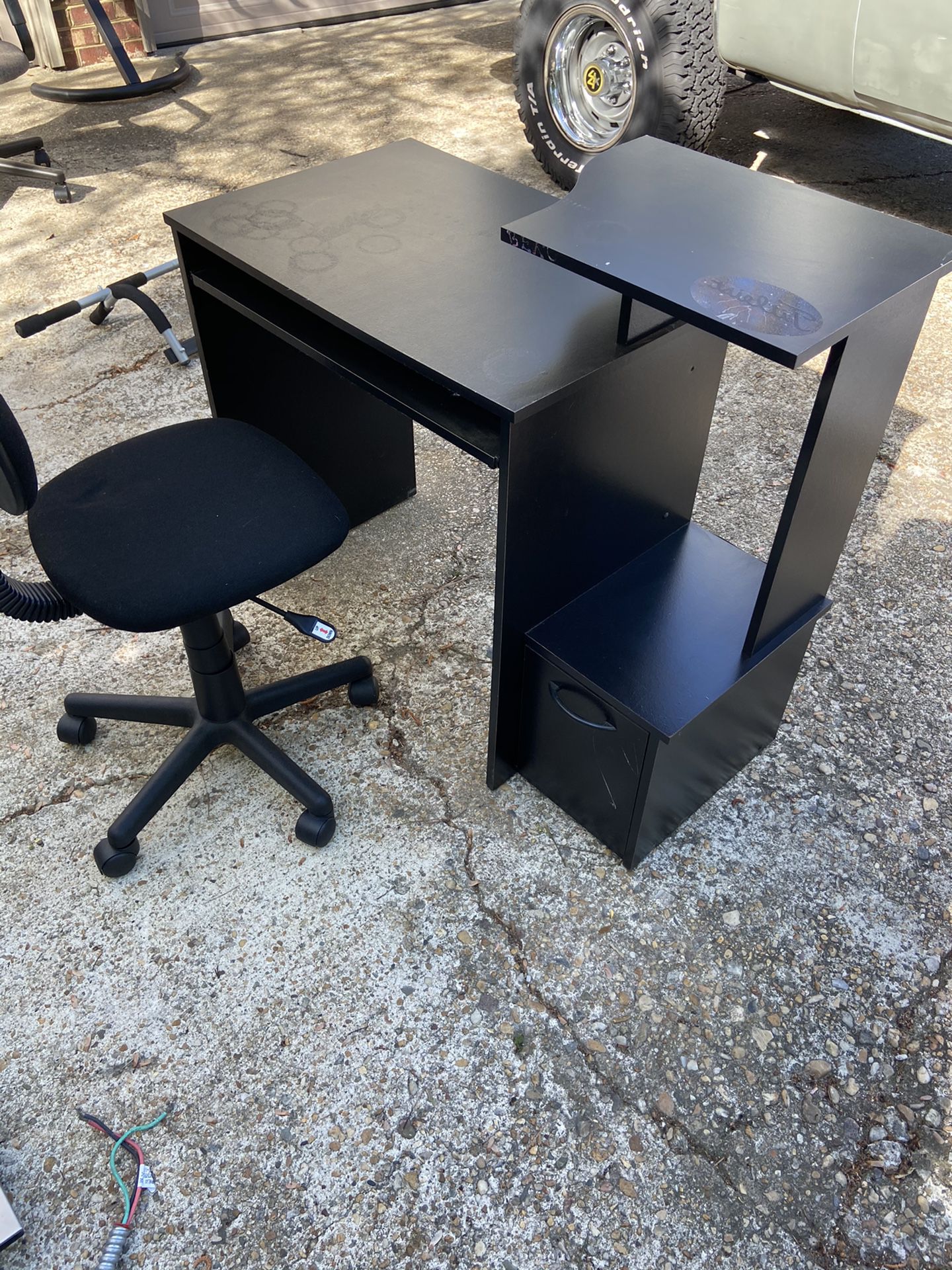 Black desk and chair