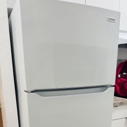 Refrigerador Frigidaire Totalmente Nuevo/ New Refrigerator On Sale 
