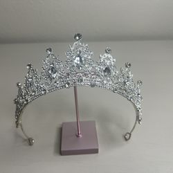 Crystal rhinestone silver tiara in great condition.