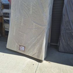 Queen Mattrres Memory Foam 