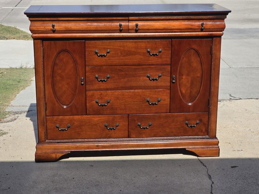DRESSER