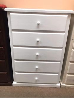CÓMODA BLANCA DE MADERA DE PINO ($219 OTHER COLORS)