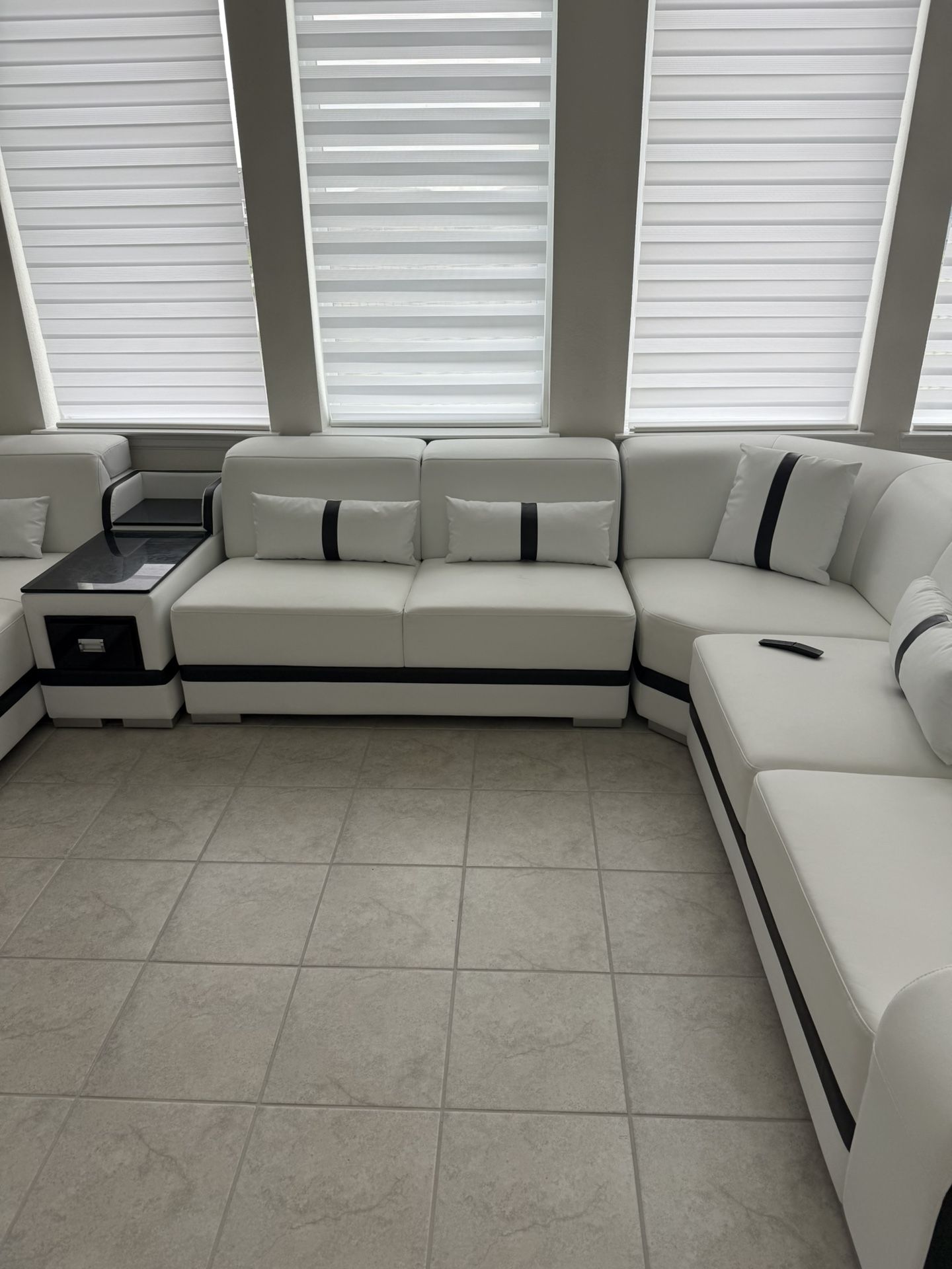 LUXURY WHITE COUCH W/LIGHTS