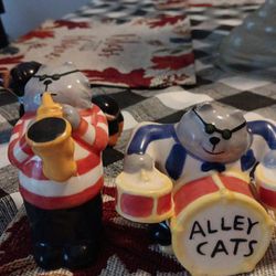 Alley Cats Salt And Pepper Shakers