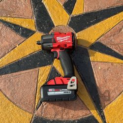 Milwaukee M18 FUEL 18V Lithium-Ion Brushless Cordless 1/2 in. Impact Wrench w/Friction Ring Kit w/One 6.0 Ah Battery 