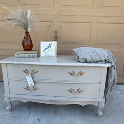 Beautiful French Provincial Sears Bonnet Blanket: Storage Chest, Toy Box, Entryway Piece. Delivery Available 