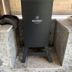 Masterbuilt Electric Smoker with Stand/ Cover for Sale in The Woodlands, TX  - OfferUp