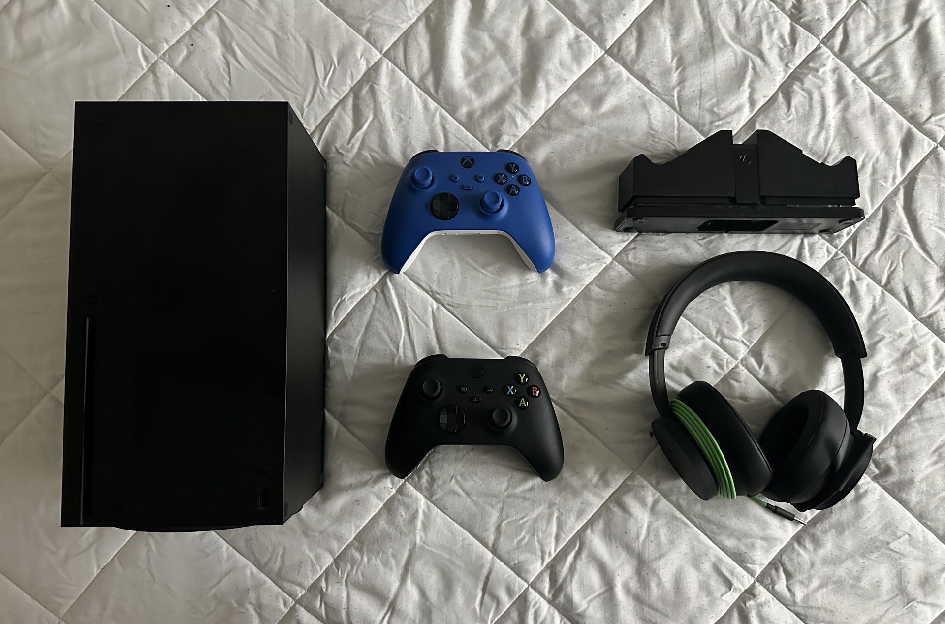 Xbox Series X/ 2 Controllers With Rechargeable Batteries And Charging Stand/ Mic 