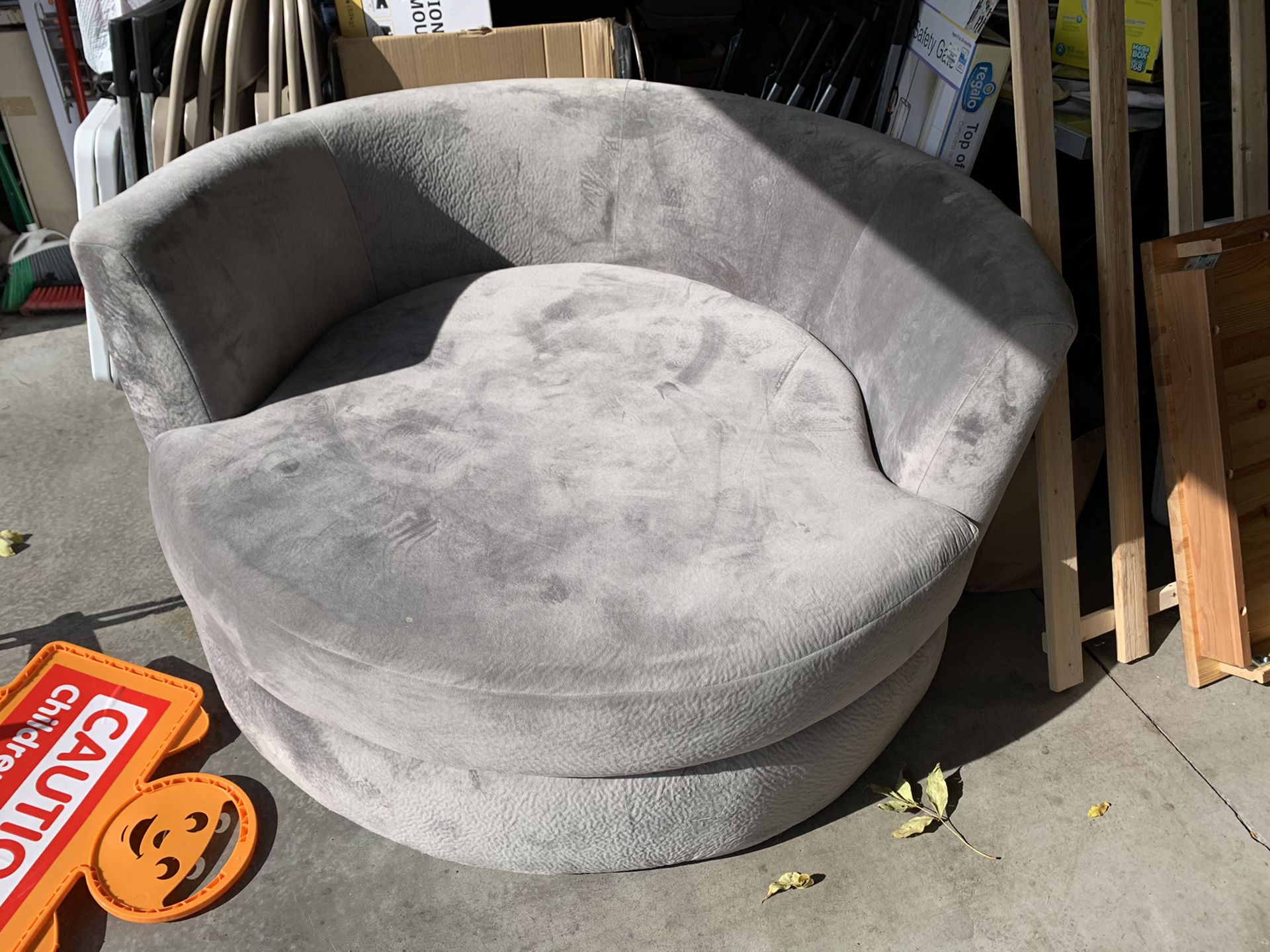 Very clean round couch