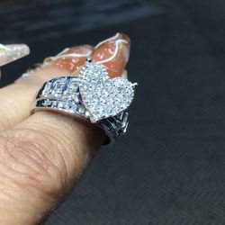 10k White Gold Heart Diamond Ring Size 7 With Baguette And Round Diamond 2.ct Diamond On Special.💎💎💎💎
