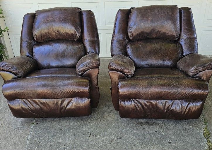 2 excellent folding rocking chairs, in perfect condition almost new!