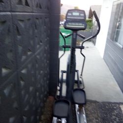 I'm selling a treadmill for exercise in good condition. It doesn't require a key or charging; it's automatic. Brand: NordicTrack