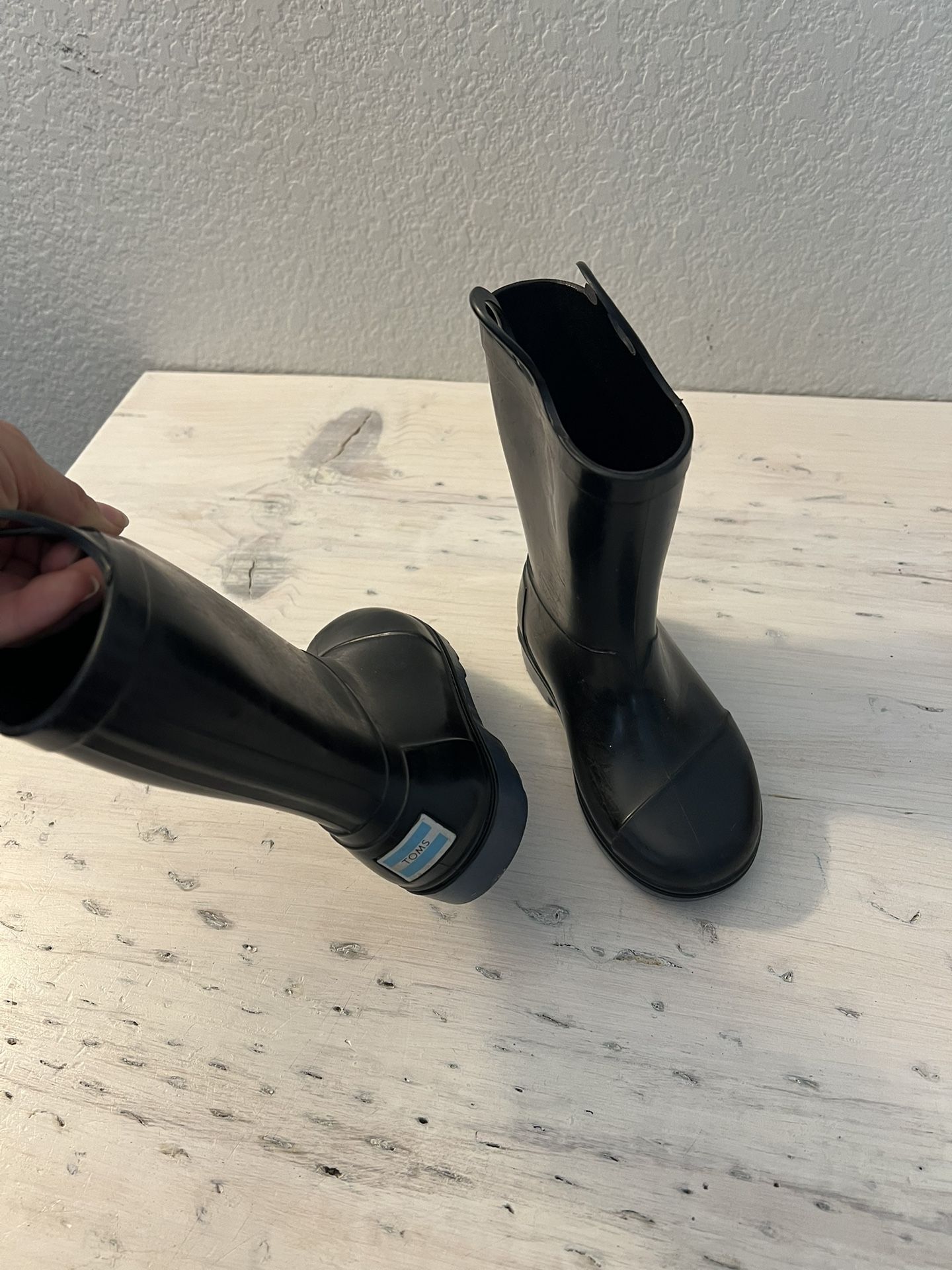 Tom’s rain boots size 8 boys