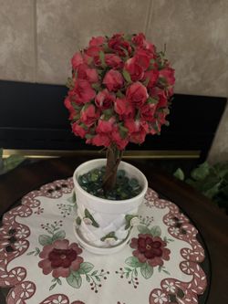 Beautiful Artificial Rose Arrangement Decoration With A Beautiful Ceramic Vase 