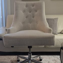 🪑 Upholstered Swivel Chair with Wheels – Excellent Condition