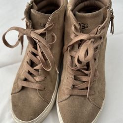 Ugg sneaker boot Size 7