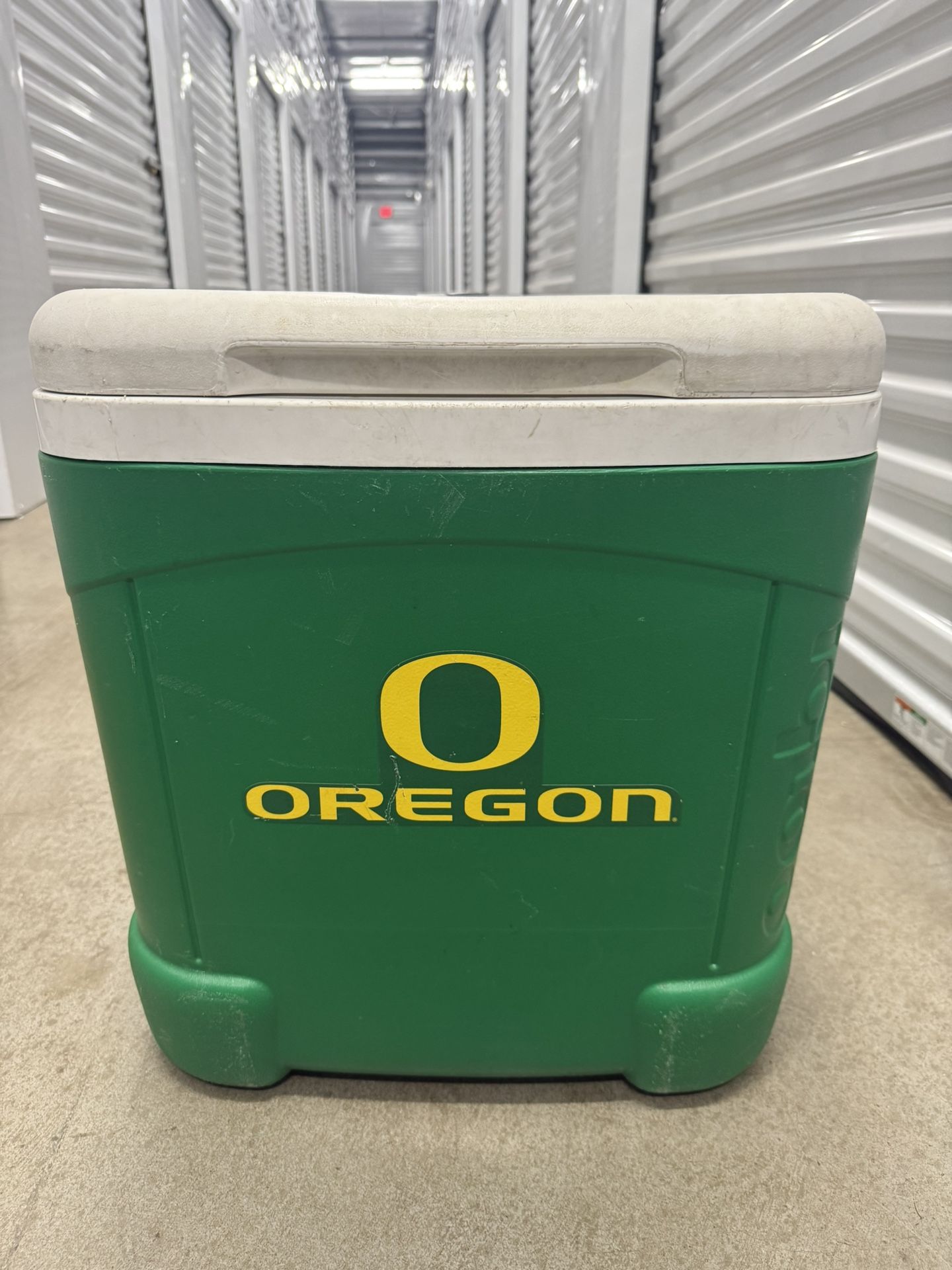Igloo Rolling Cooler - University of Oregon Ducks Logo - Portable Ice Chest with Wheels