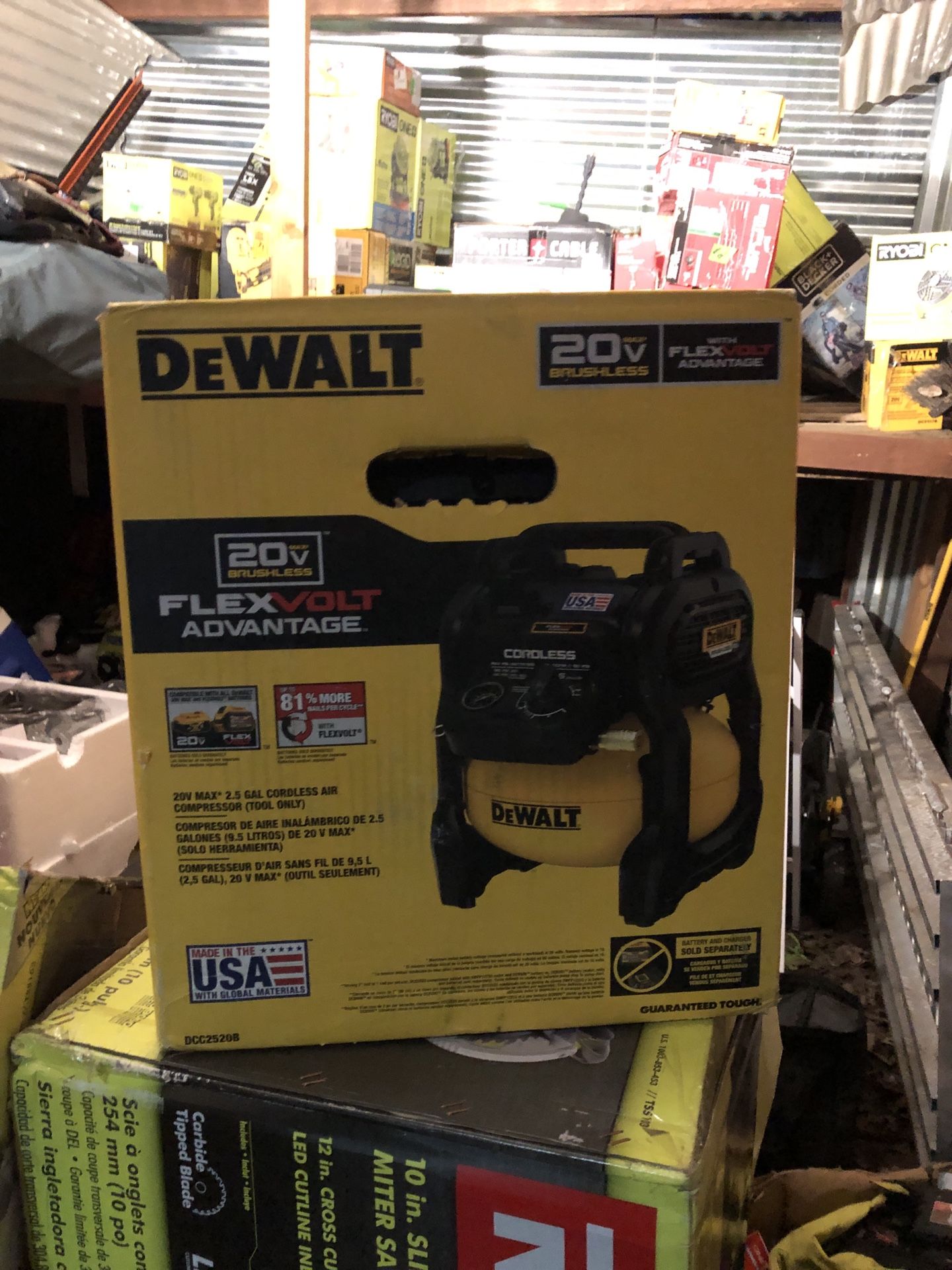 Dewalt, DCC2520B. 2.5 gallon 140 psi 20 V cordless air compressor tool