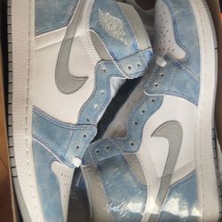 Jordan 1 Hyper Royal 