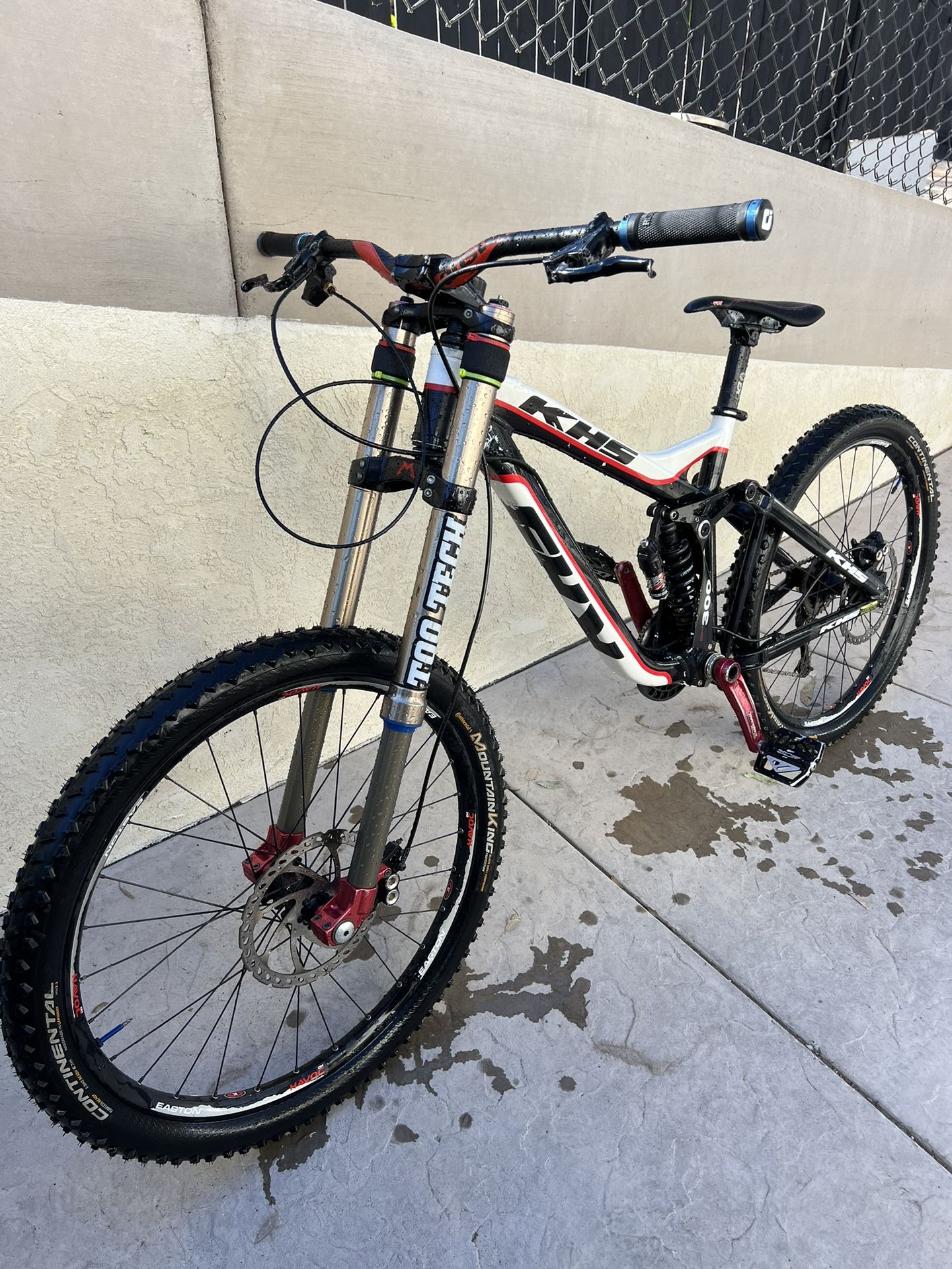 HKS Downhill Mountain Bike