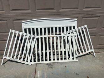 White crib/toddler bed