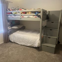 Bunk bed with twin mattresses 