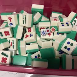 HongKong Mahjong Set 144 Set with dice. Green top white bottom.