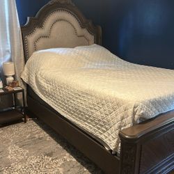 2 Piece Queen Bedroom Set Bed frame & Dresser 