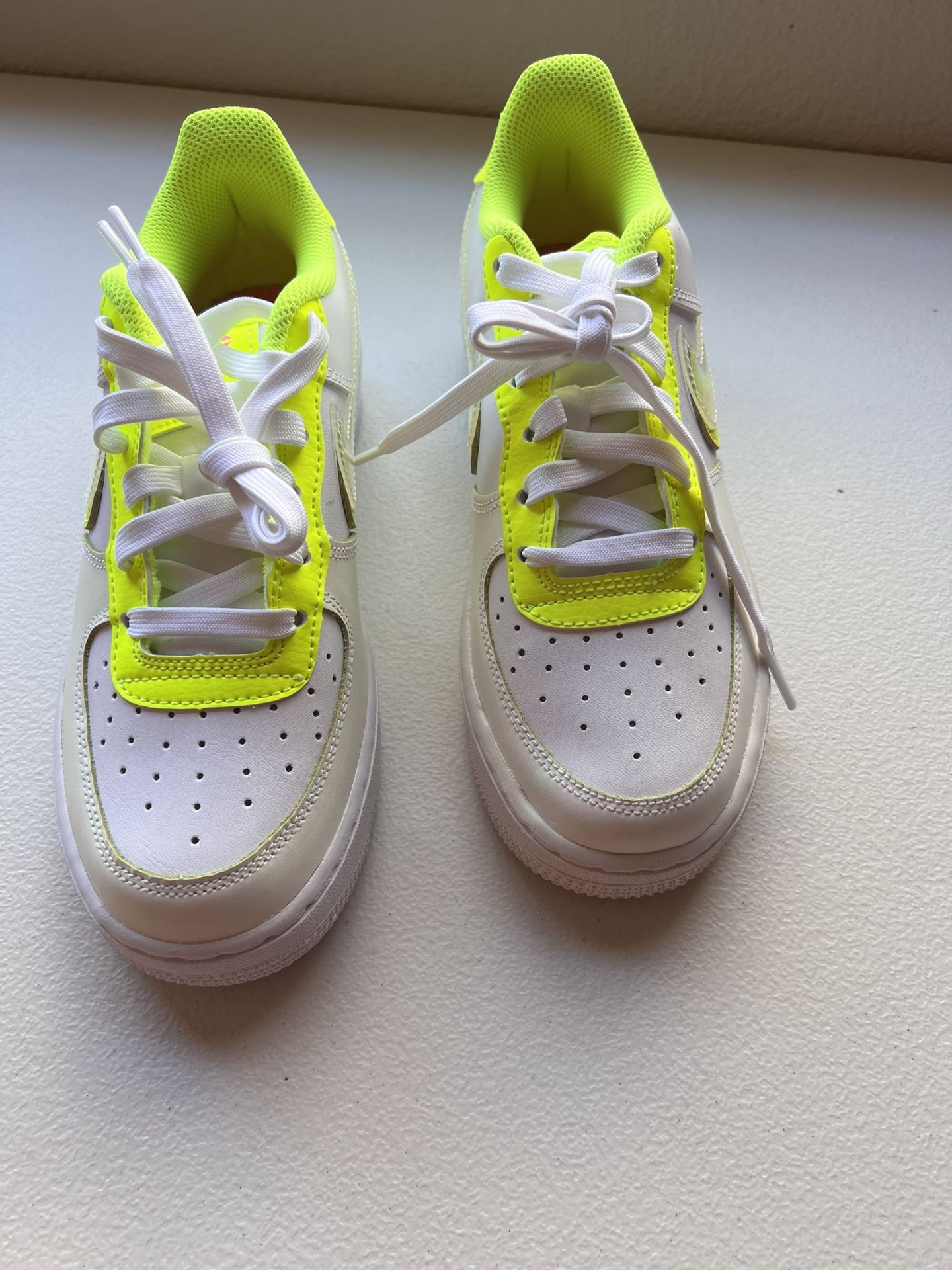 Nike Boys Air Force 1 LV8 GS DV1680-100 White Athletic Shoes - Size 4Y