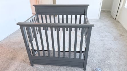 Super clean and good baby bed moving sale